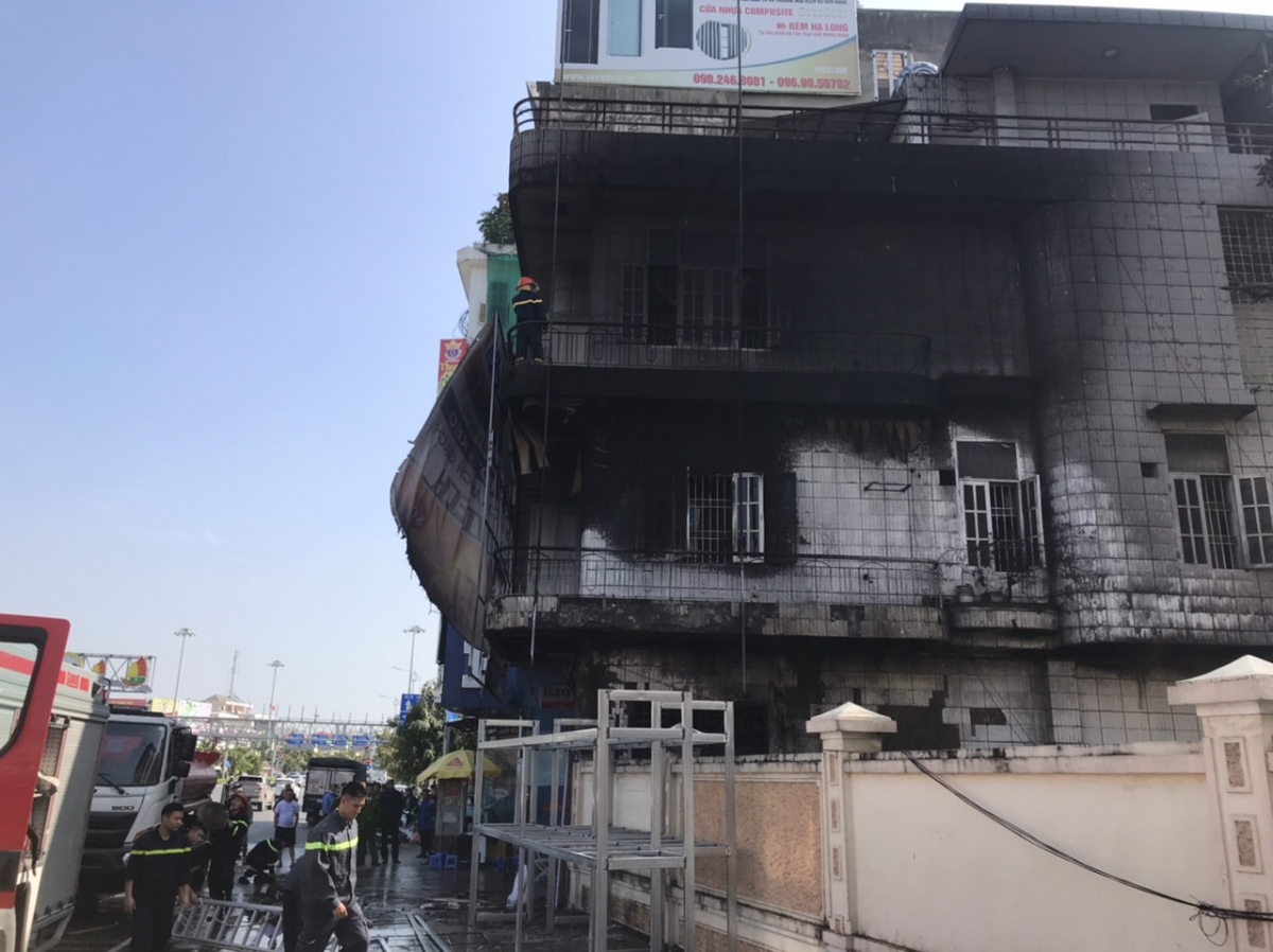 Căn nhà 3 tầng gặp hỏa hoạn.