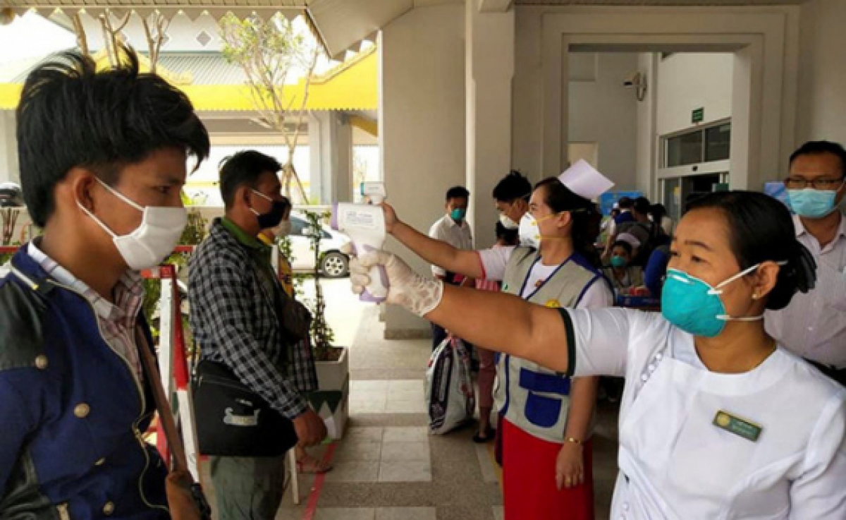 Kiểm tra thân nhiệt phòng chống dịch Covid-19 tại Myanmar. (Ảnh: Reuters)