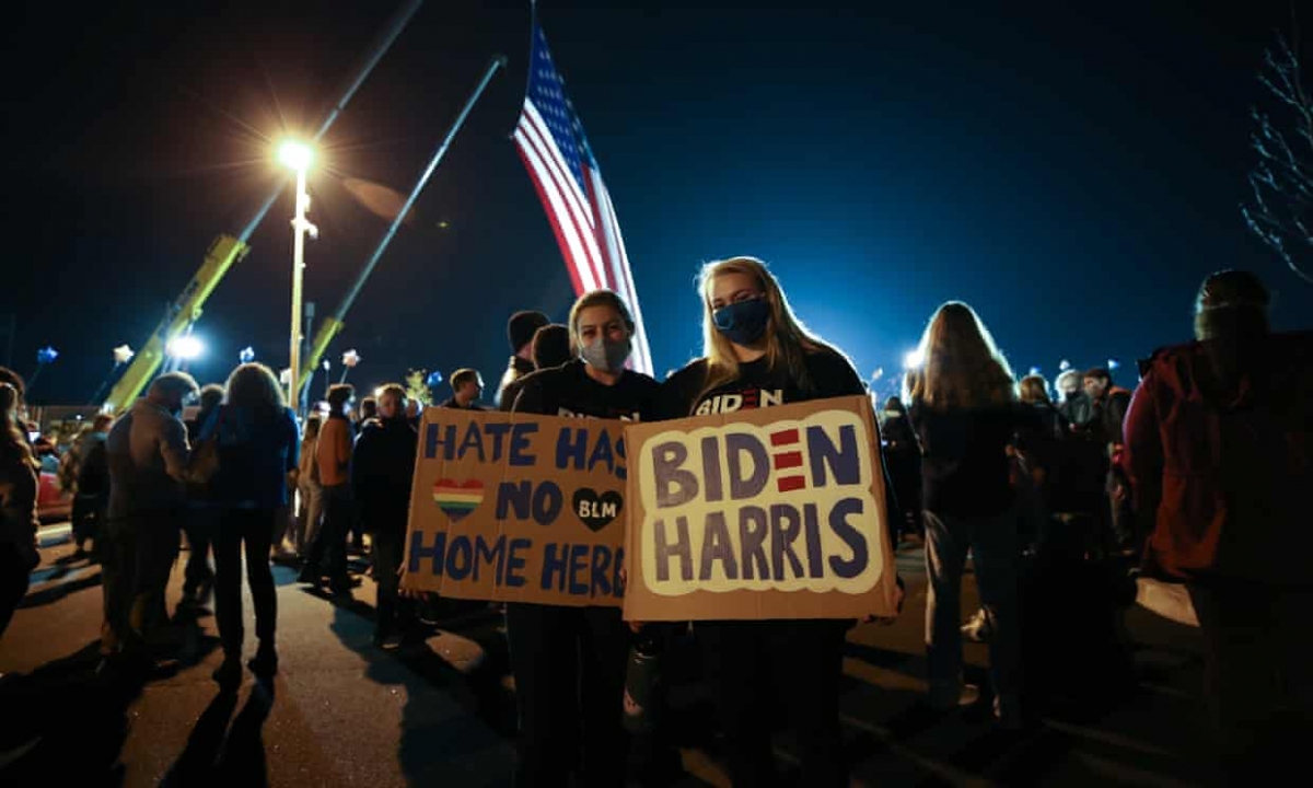 Những người ủng hộ giơ cao biểu ngữ bầu cho Biden-Harris. Ảnh: Getty.