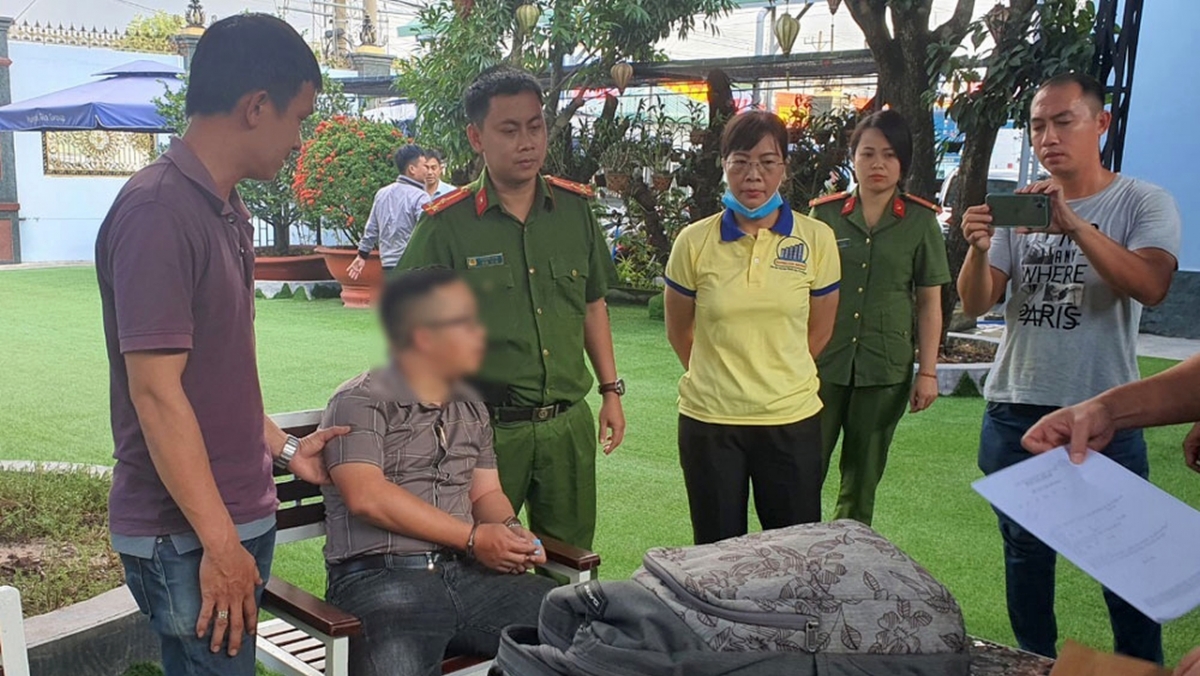 Công an bắt quả tang người nhận tiền của doanh nghiệp (Ảnh: CA cung cấp)
