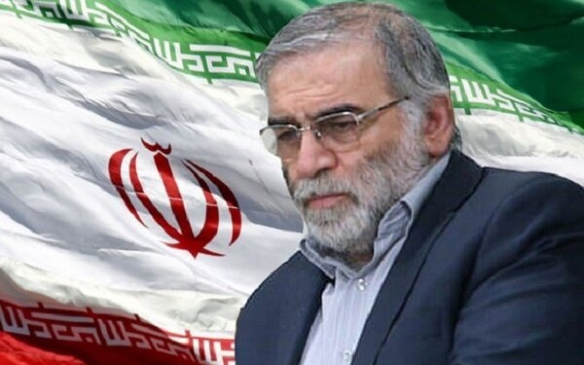 Chân dung nhà khoa học Mohsen Fakhrizadeh trên nền quốc kỳ Iran. (Ảnh: Mehr news)