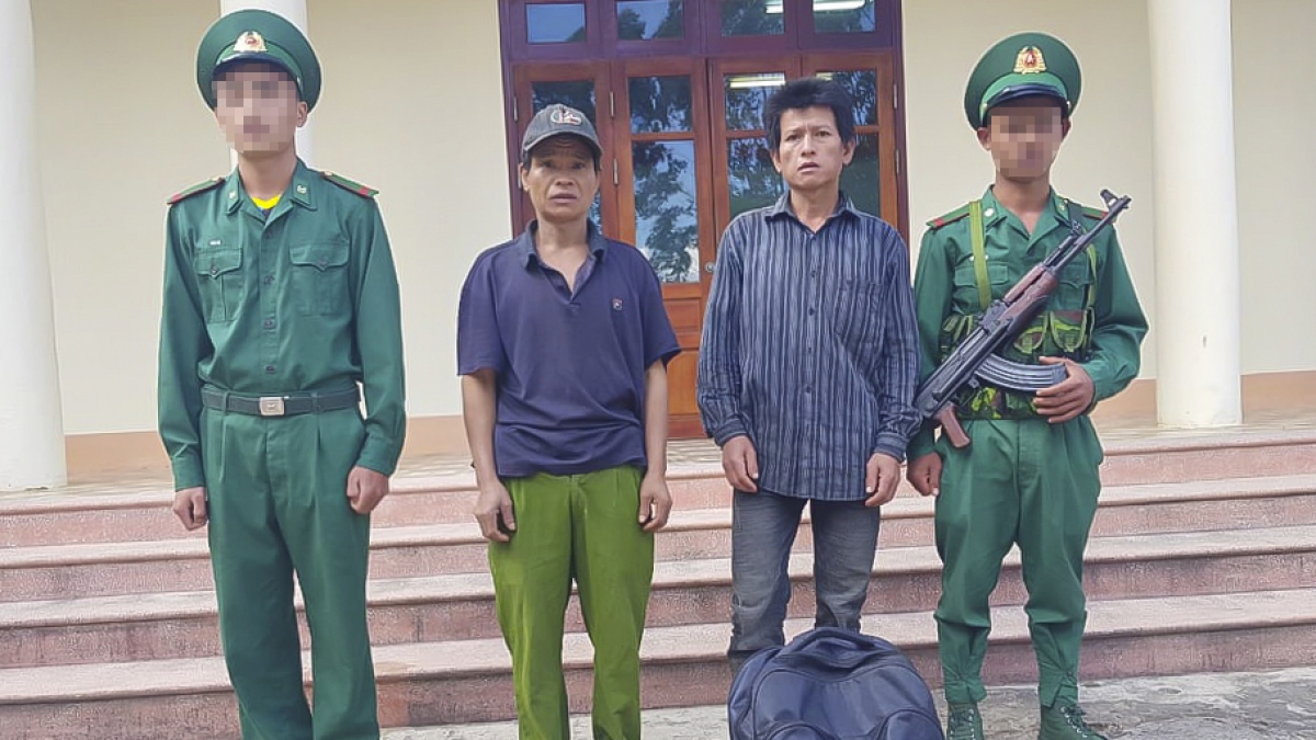 Lò Văn Dọn và Lò Văn Nhi bị bắt giữ khi đang nhập cảnh trái phép vào Việt Nam