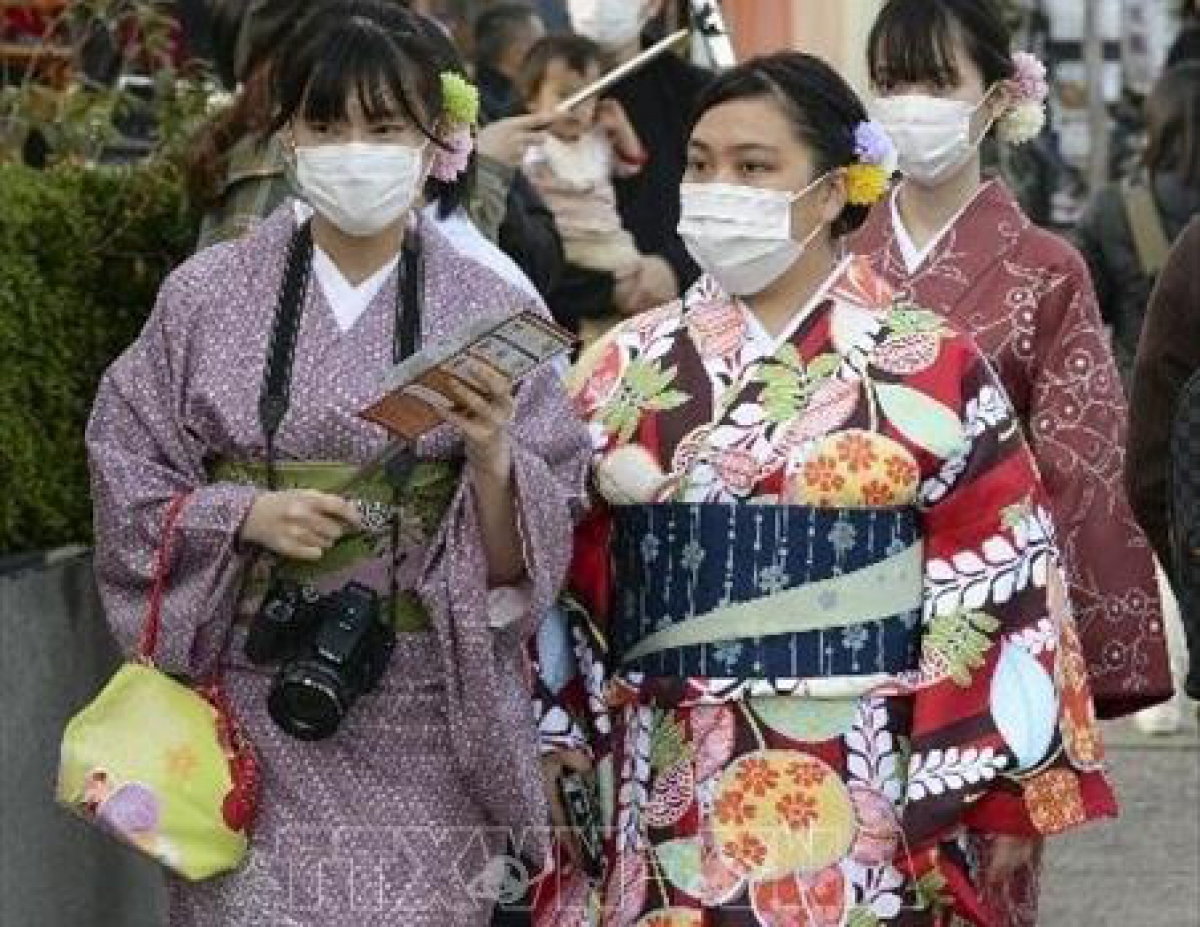 Người dân đeo khẩu trang phòng lây nhiễm COVID-19 tại Kyoto, Nhật Bản. Ảnh: Kyodo/TTXVN