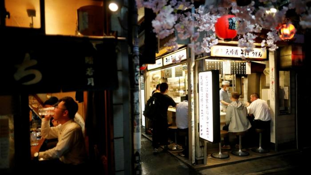 Thủ đô Tokyo phải đóng cửa sớm các quán bar, nhà hàng do Covid-19. Ảnh: Financial Times
