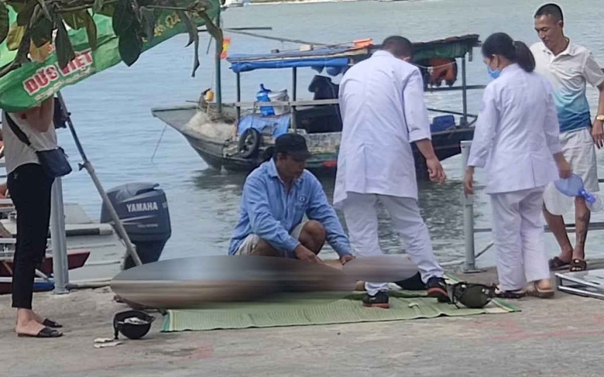 Nạn nhân được vớt lên ngay sau khi nhảy cầu.