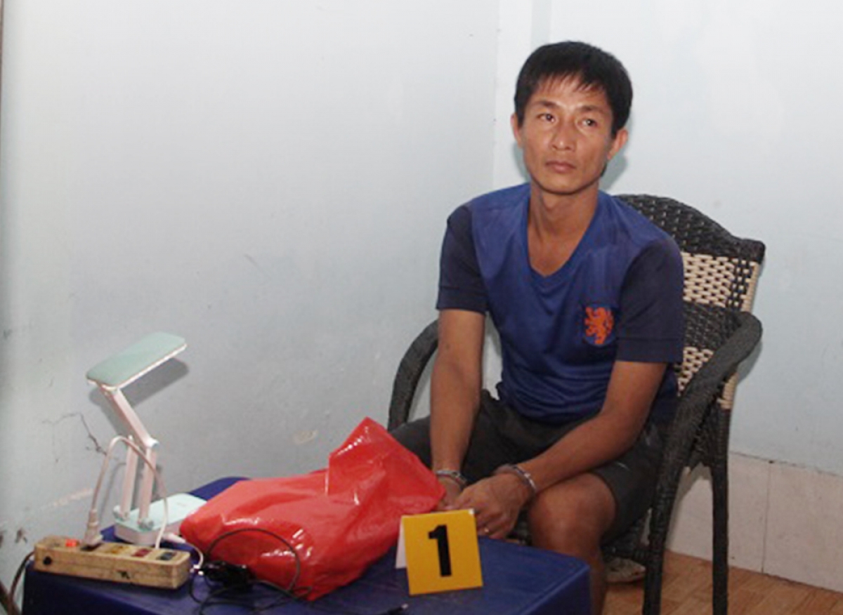 Trần Thanh Hữu cùng tang vật.