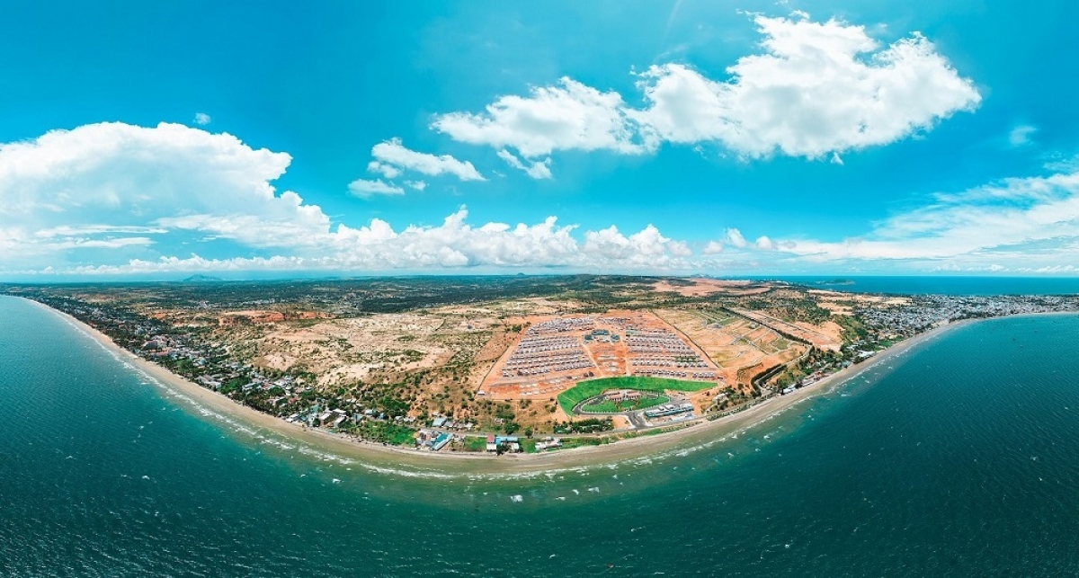 Các biệt thự tại NovaHills Mui Ne Resort &amp; Villas mang hơi thở của biển cả được xây dựng theo mô hình biệt thự đơn lập “tựa sơn, hướng thủy”, ngay trong vịnh Mũi Né.