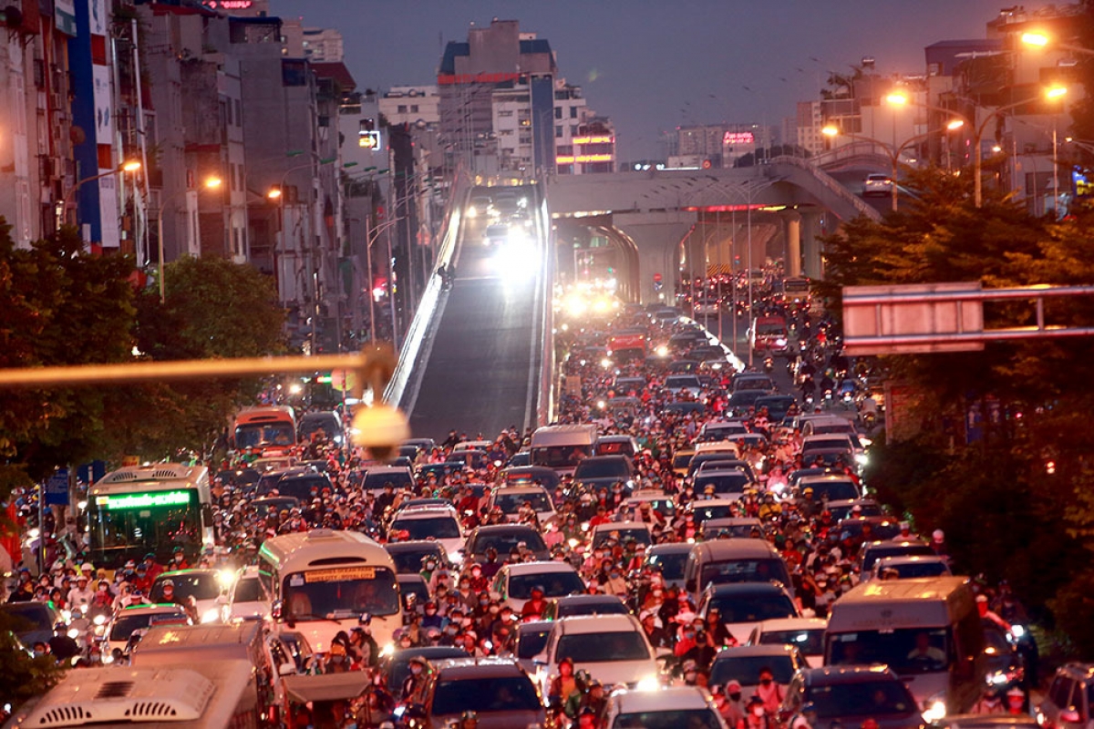Thông xe đường Vành đai 2 trên cao, đường Trường Chinh tắc thêm từ chiều đến đêm.