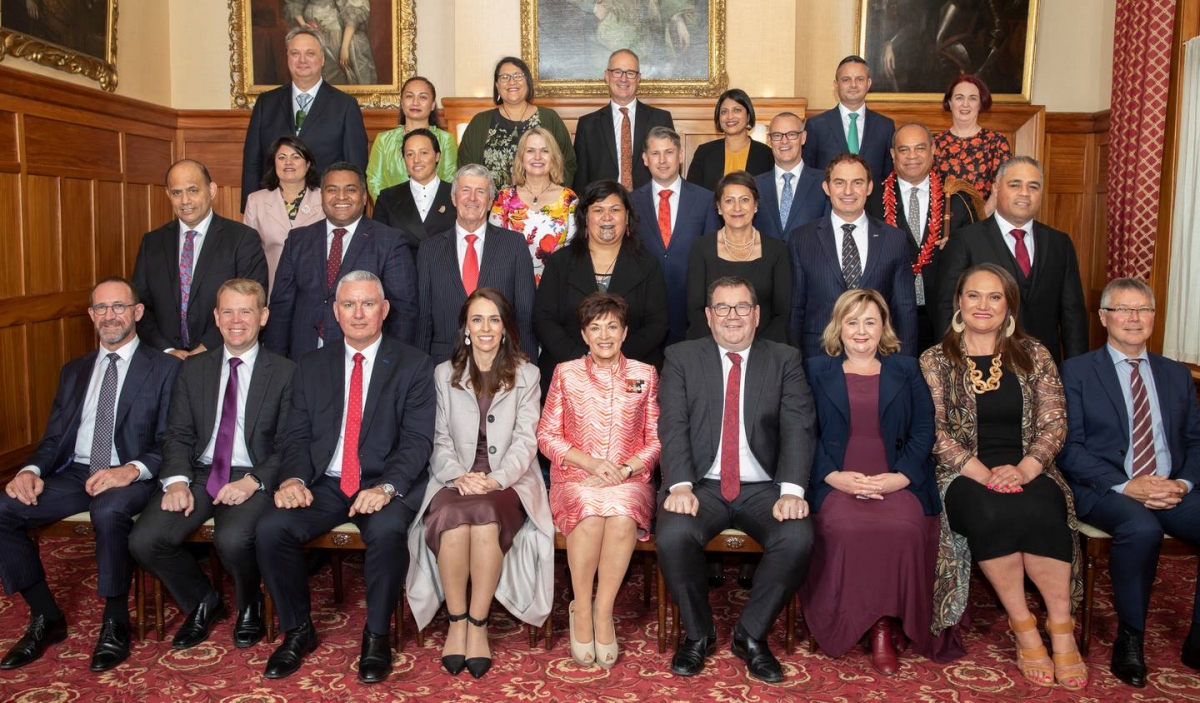 Thủ tướng Jacinda Ardern (hàng đầu, thứ 4 từ trái qua phải) và các thành viên Nội các chụp hình với Toàn quyền New Zealand bà Dame Patsy Reddy (ngồi giữa, hàng đầu). Ảnh Mark Mitchell