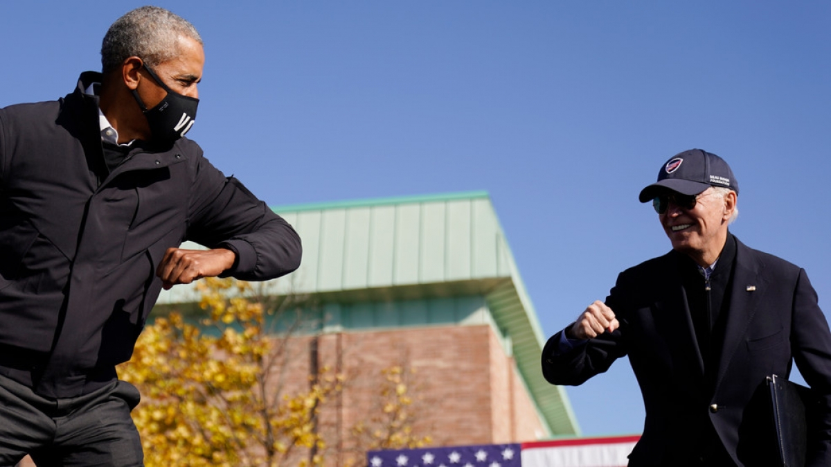 Cựu Tổng thống Mỹ Obama (trái) và ông Biden. Ảnh: AP.