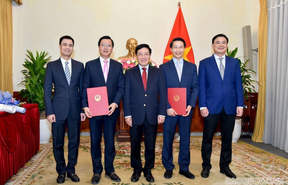 Phó Thủ tướng, Bộ trưởng Bộ Ngoại giao trao quyết định và chúc mừng các cán bộ được bổ nhiệm.