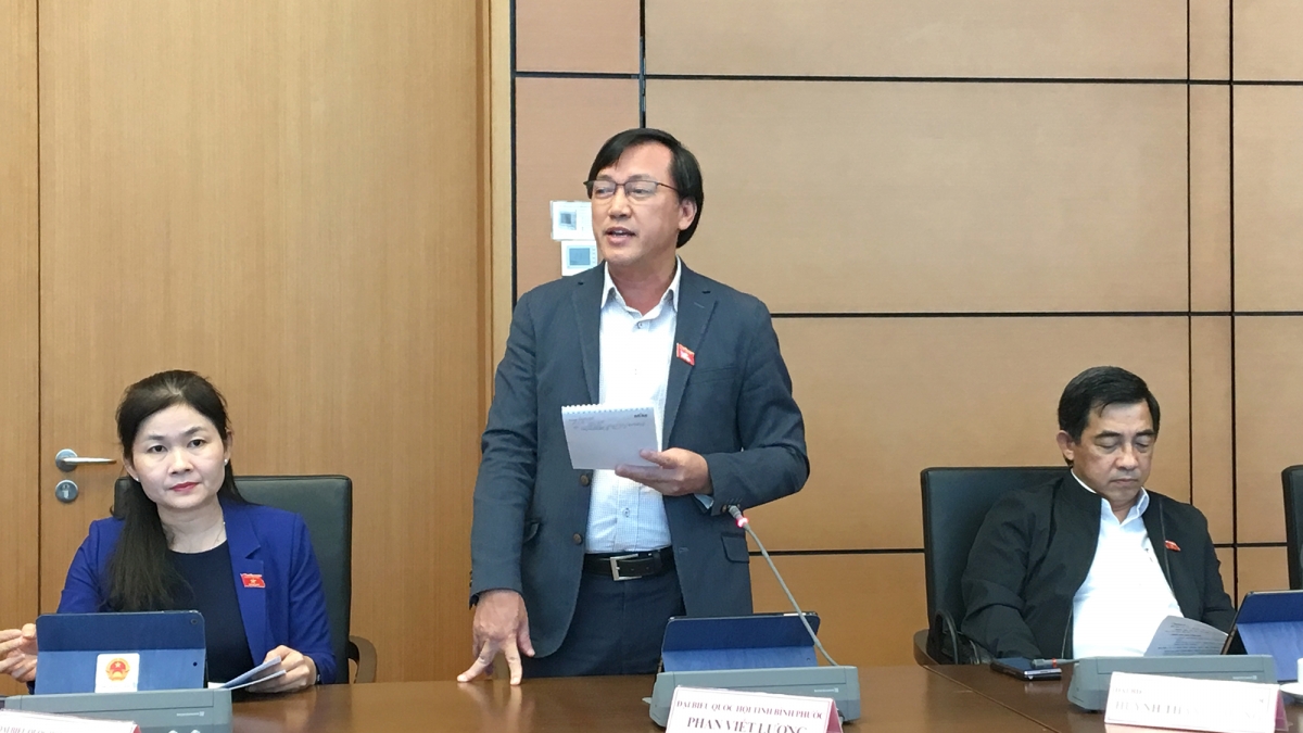 Đại biểu Phan Viết Lượng phát biểu góp ý vào Văn kiện trình Đại hội Đảng tại tổ, chiều 10/11