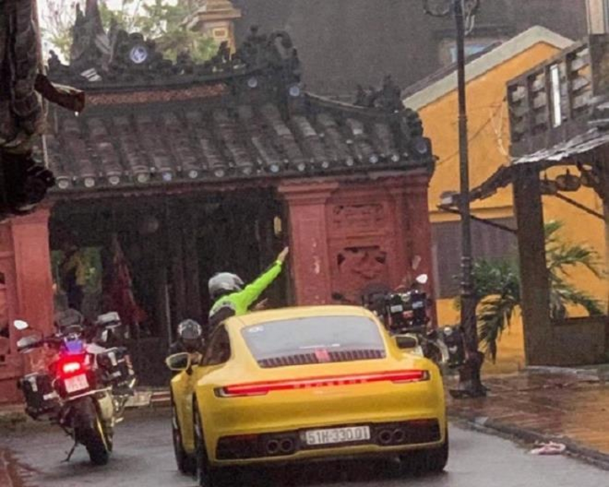 Chiếc ô tô và 2 xe mô tô chạy vào phố dành cho người đi bộ. (Ảnh: Người dân chụp)