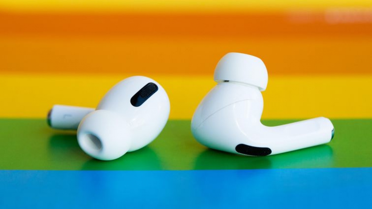 Tai nghe không dây AirPods Pro được bán tại Walmart với mức giá thấp kỷ lục 169 USD trong ngày Black Friday và nhanh chóng hết hàng. Còn trên Amazon, món hàng này được bán với giá 170 USD và cũng đang rất hút khách.