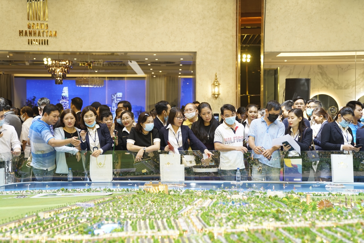 Khách hàng tìm hiểu Dự án tại Novaland Gallery 179 Hai Bà Trưng, Quận 3, TP HCM.