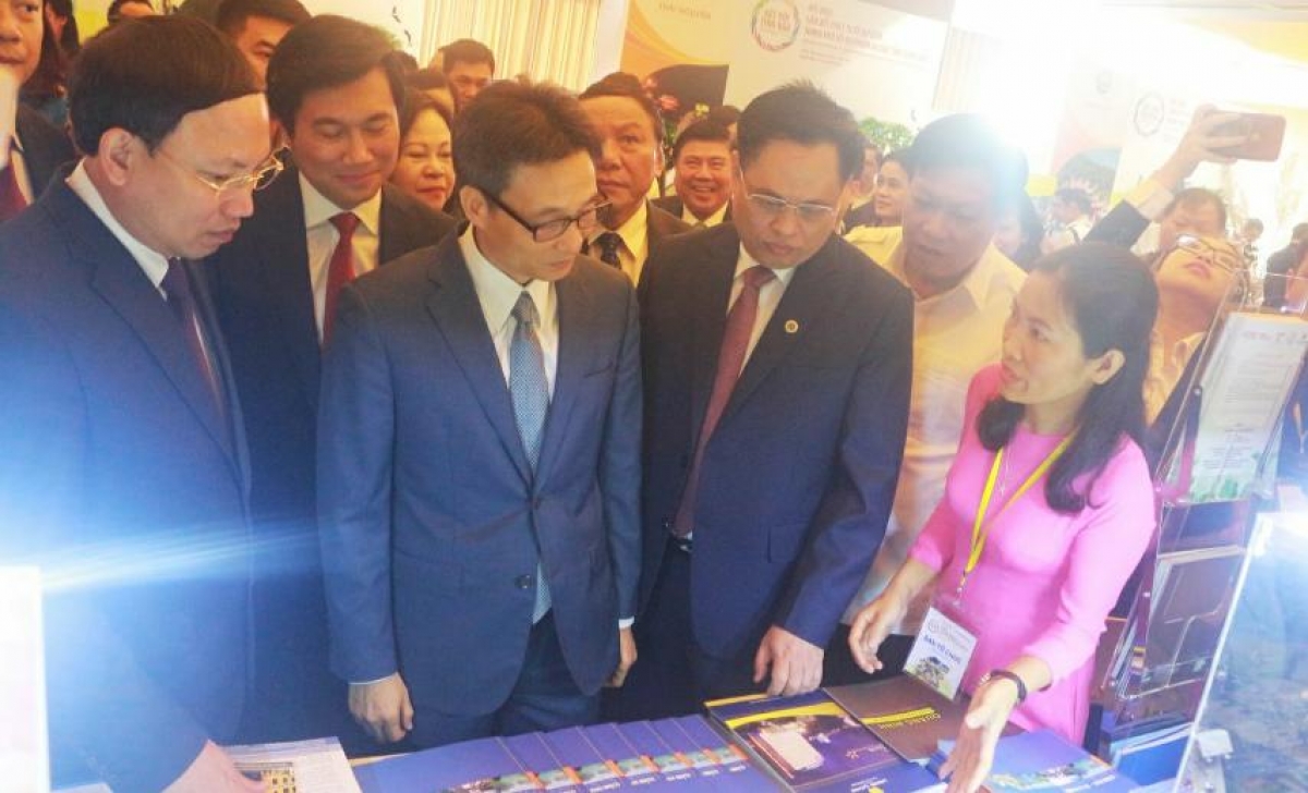 Phó Thủ tướng Vũ Đức Đam thăm các gian hàng tại Hội nghị liên kết phát triển du lịch giữa Thành phố Hồ Chí Minh và các tỉnh Đông Bắc.