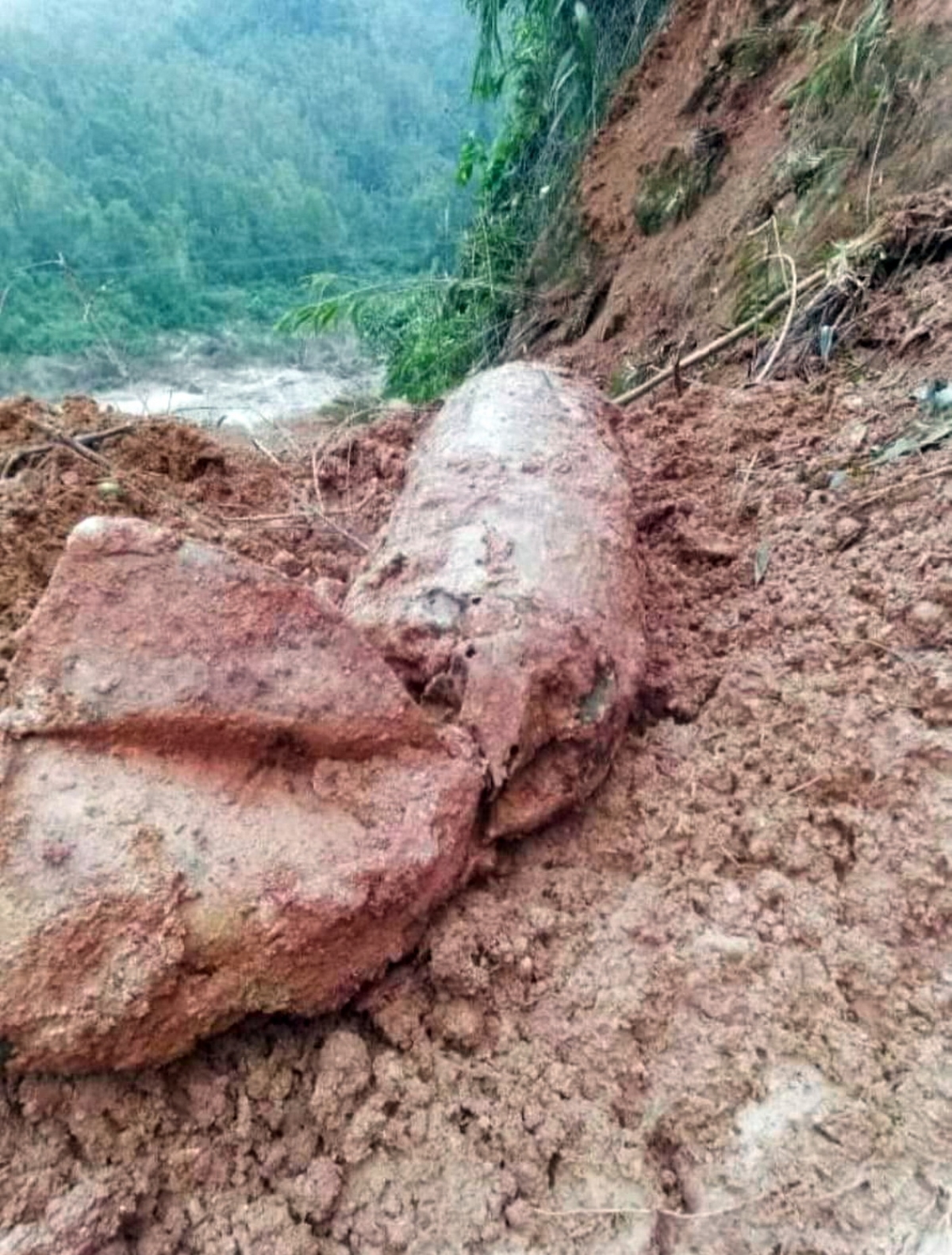 Vật liệu nổ được phát hiện sau mưa lũ.