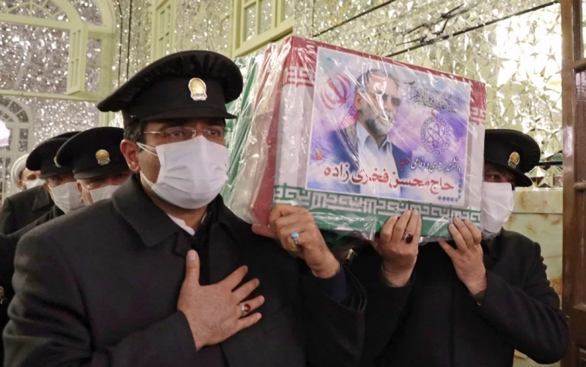 Mang quan tài của nhà khoa học hạt nhân Iran Fakhrizadeh. Ảnh: Bộ Quốc phòng Iran.