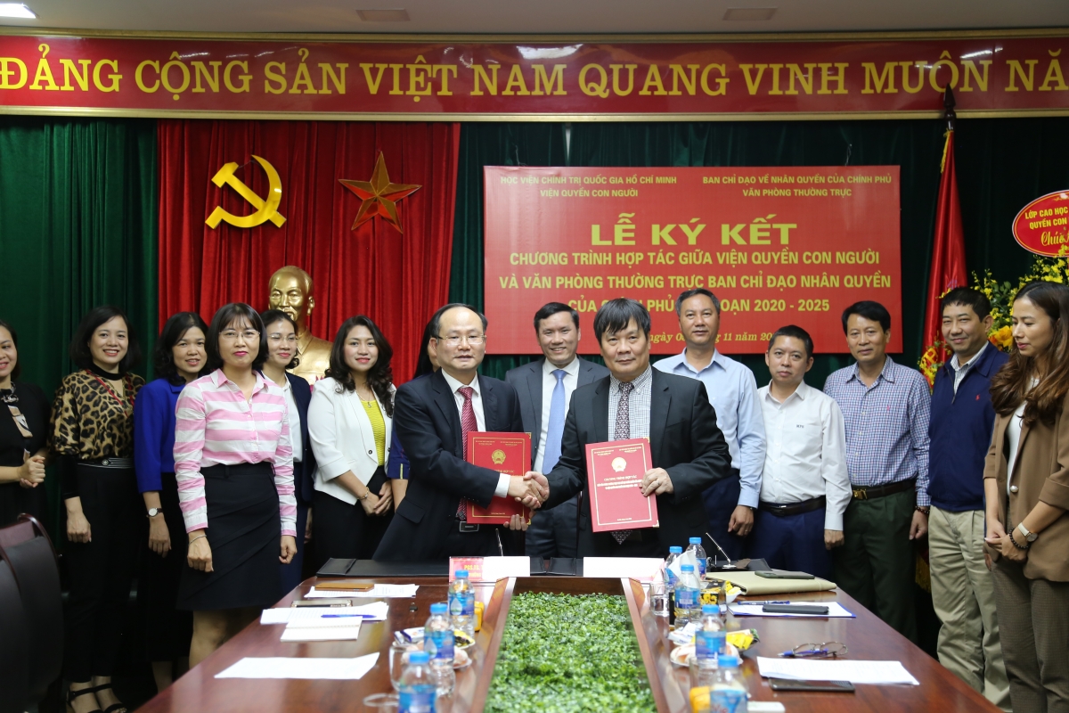 Ký kết Chương trình hợp tác nhằm đẩy mạnh nghiên cứu và cập nhật thông tin về quyền con người