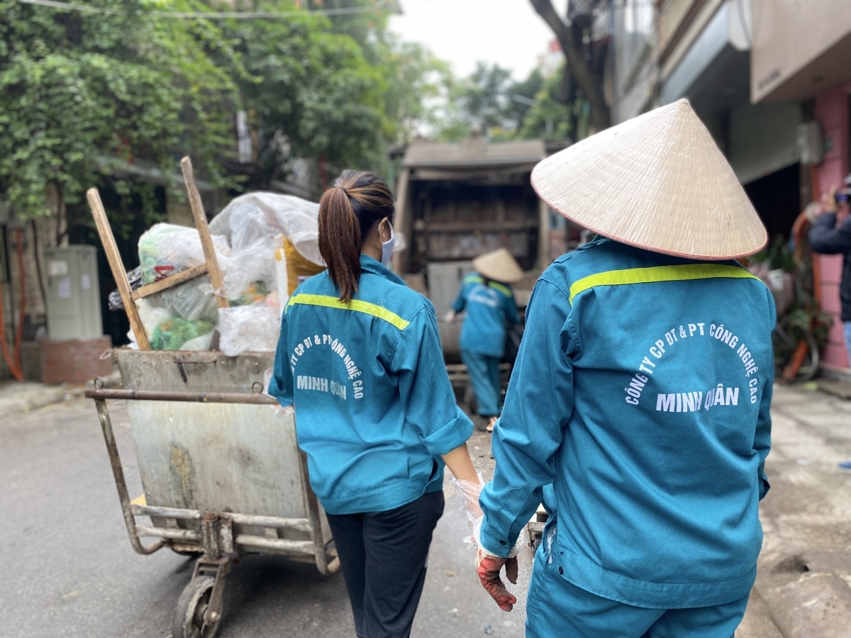 Công nhân thu gom rác công ty Minh Quân.