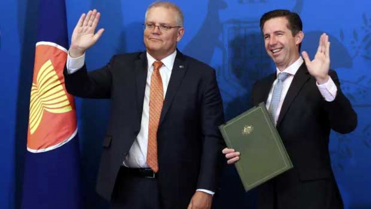 Thủ tướng Australia Scott Morrison (trái) và Bộ trưởng Thương mại Australia Simon Birmingham tại lễ ký RCEP vào hôm 15/11. Ảnh: Alex Ellinghausen.