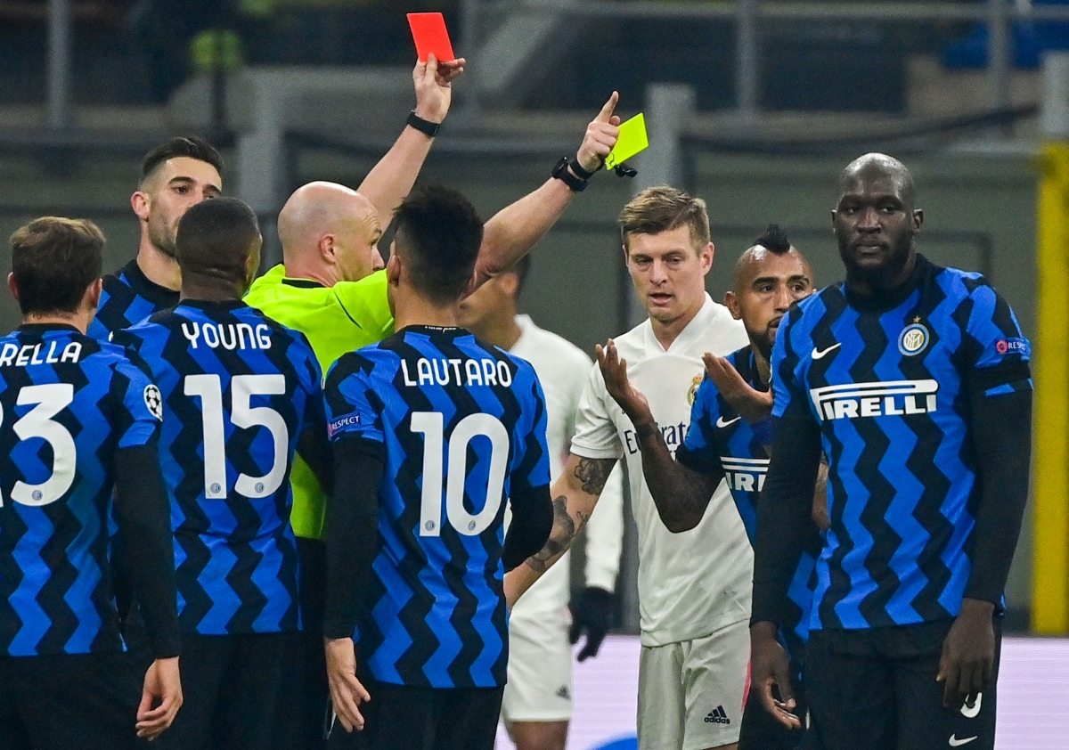 Vidal nhận liên tiếp 2 thẻ vàng vì phản ứng trọng tài. (Ảnh: Getty)