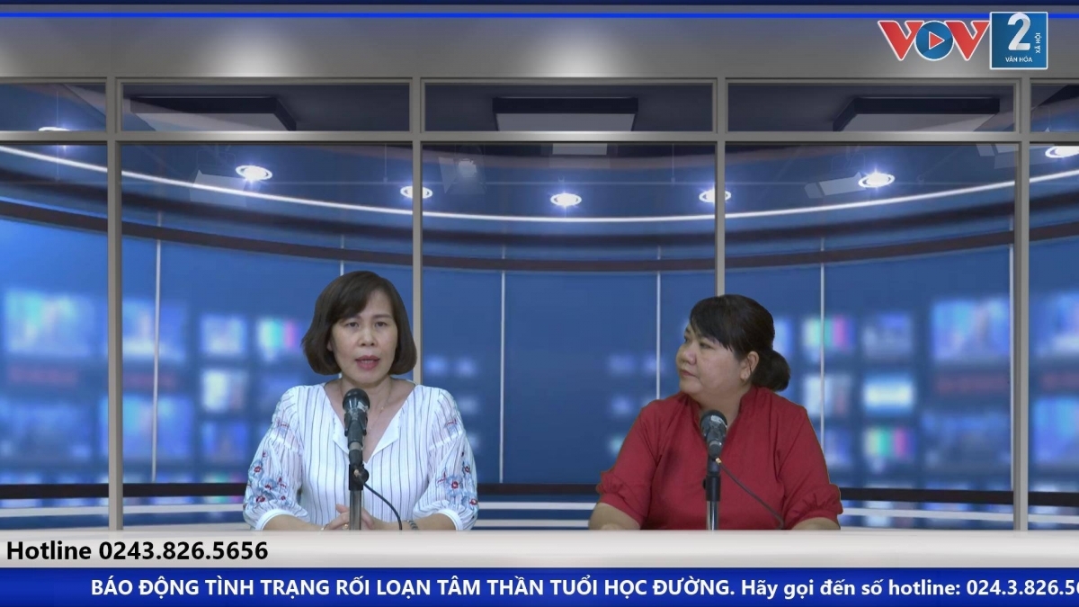 TS.BS Đỗ Minh Loan trao đổi tại phòng thu trực tiếp với phóng viên VOV2