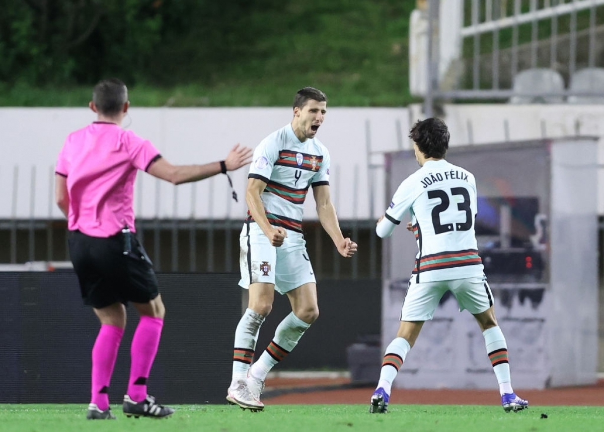 Ruben Dias ghi cú đúp mang về chiến thắng cho Bồ Đào Nha (Ảnh: Getty).