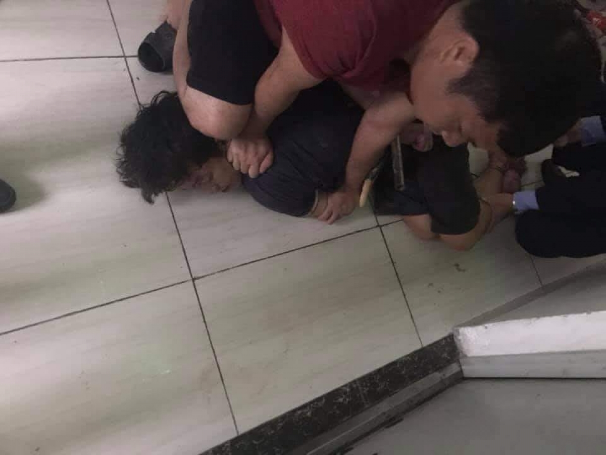 Một người được cho là nghi phạm bị bắt giữ. (Ảnh mạng xã hội Facebook).