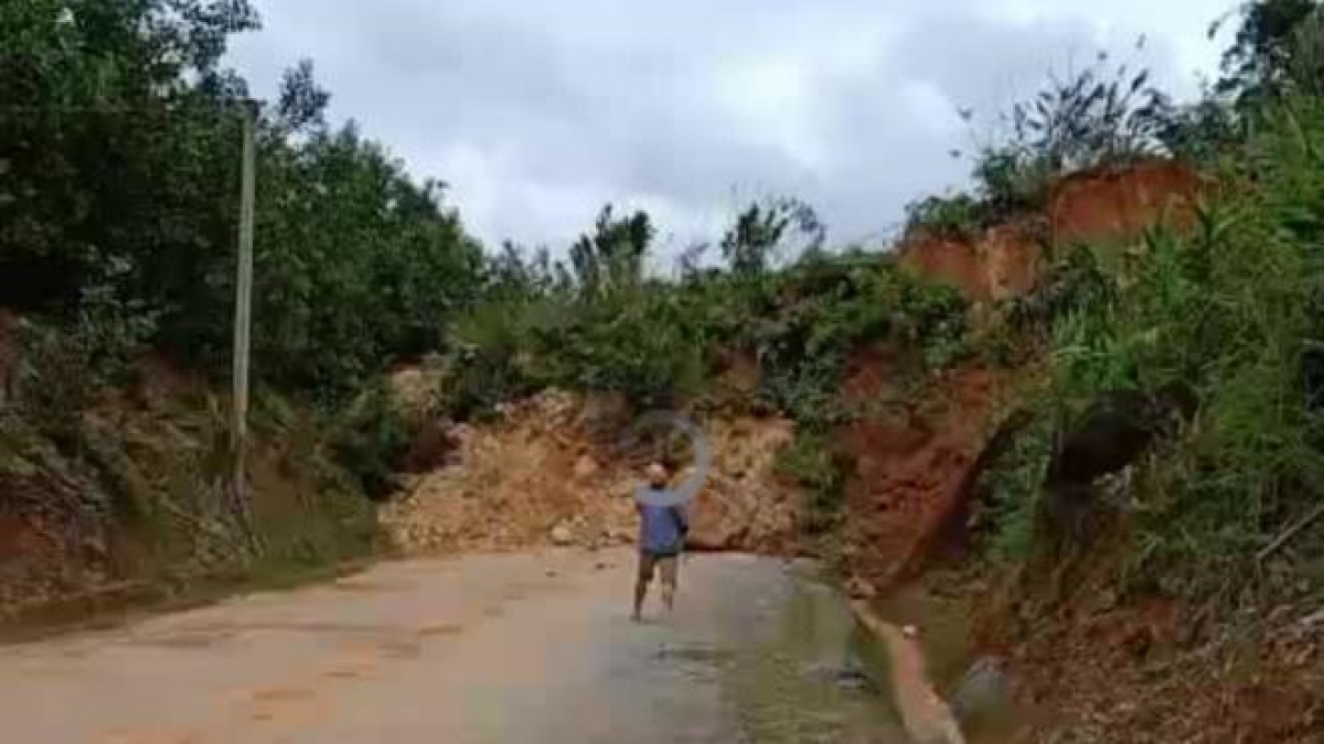 Hiện trường vụ sạt lở núi ở xã Trà Don. (Ảnh: P.N)