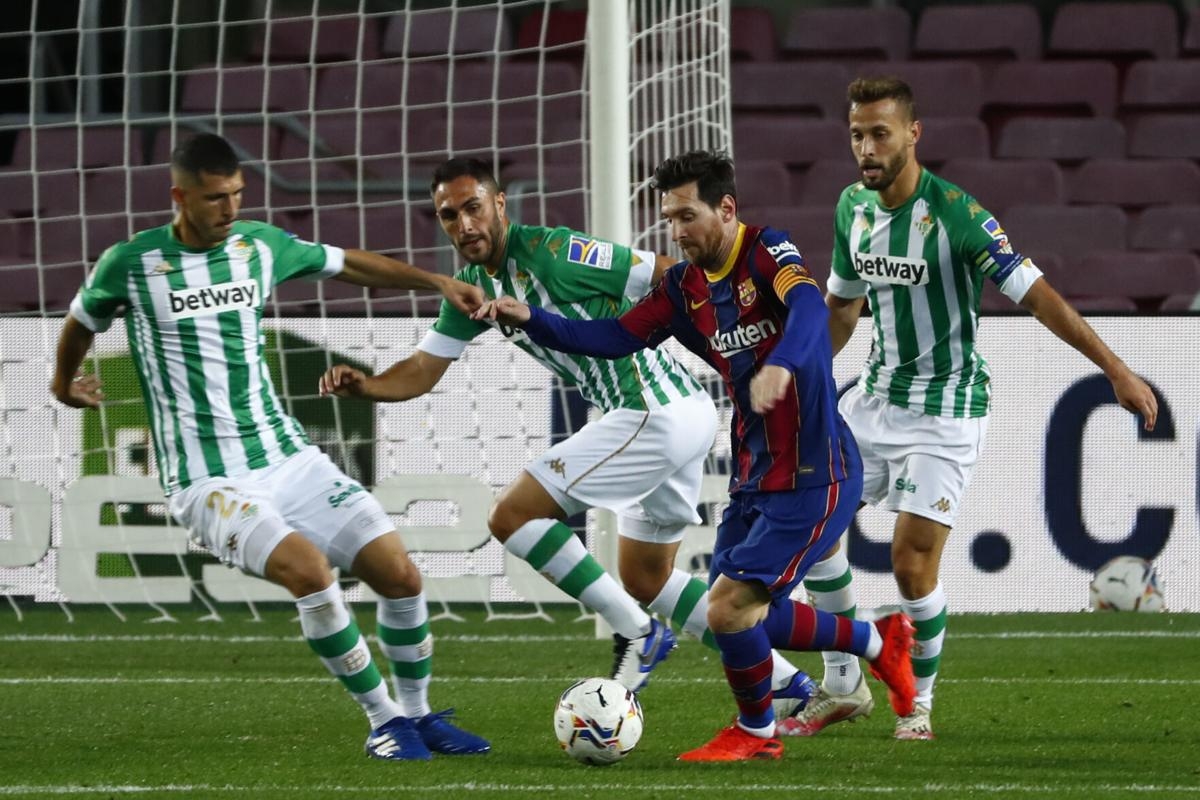 Dù chỉ vào sân từ ghế dự bị, Messi vẫn kịp ghi cú đúp giúp Barca thắng đậm Betis. (Ảnh: Getty).