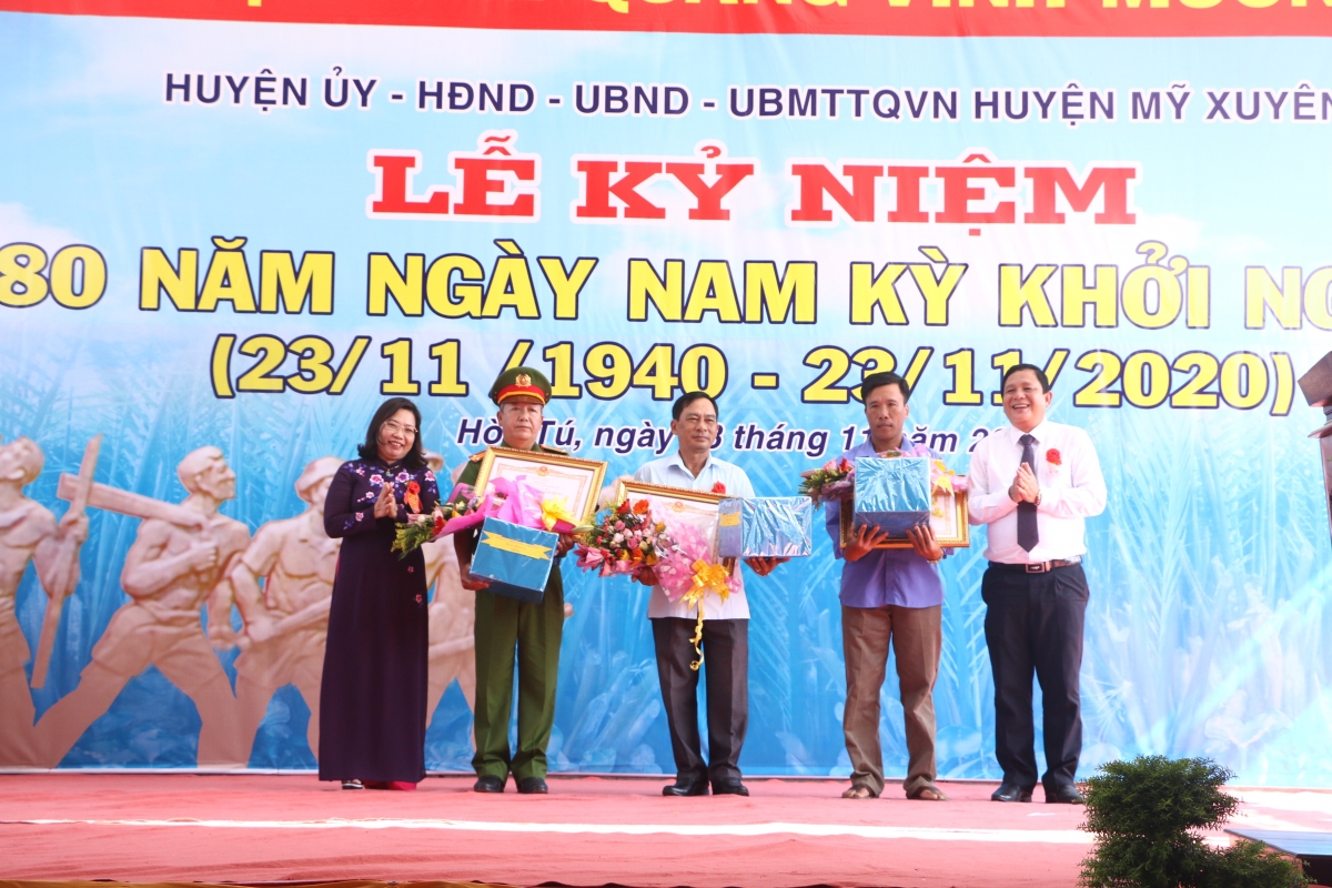 Đại diện các gia đình nhận danh hiệu Danh dự nhà nước Bà Mẹ Việt Nam Anh hùng ở huyện Mỹ Xuyên, tỉnh Sóc Trăng 