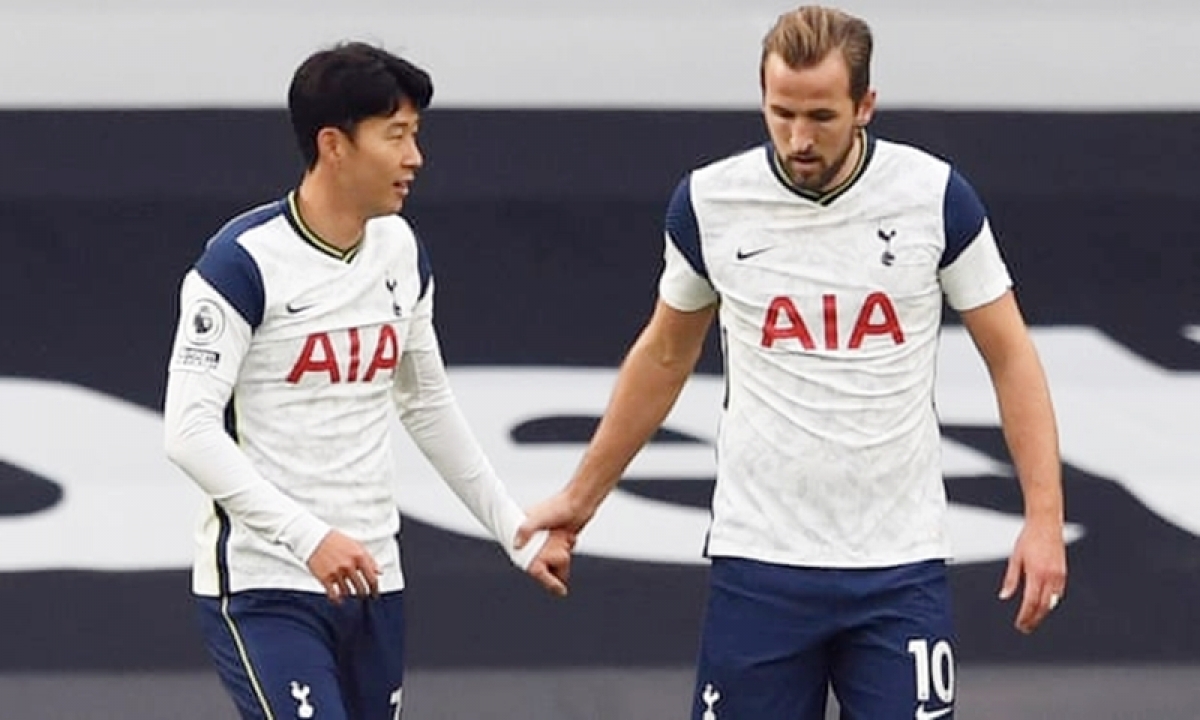 Son Heung-min (trái) sẽ được tăng lương lên 200.000 bảng/tuần nếu như đồng ý gia hạn hợp đồng với Tottenham (Ảnh: Reuters).