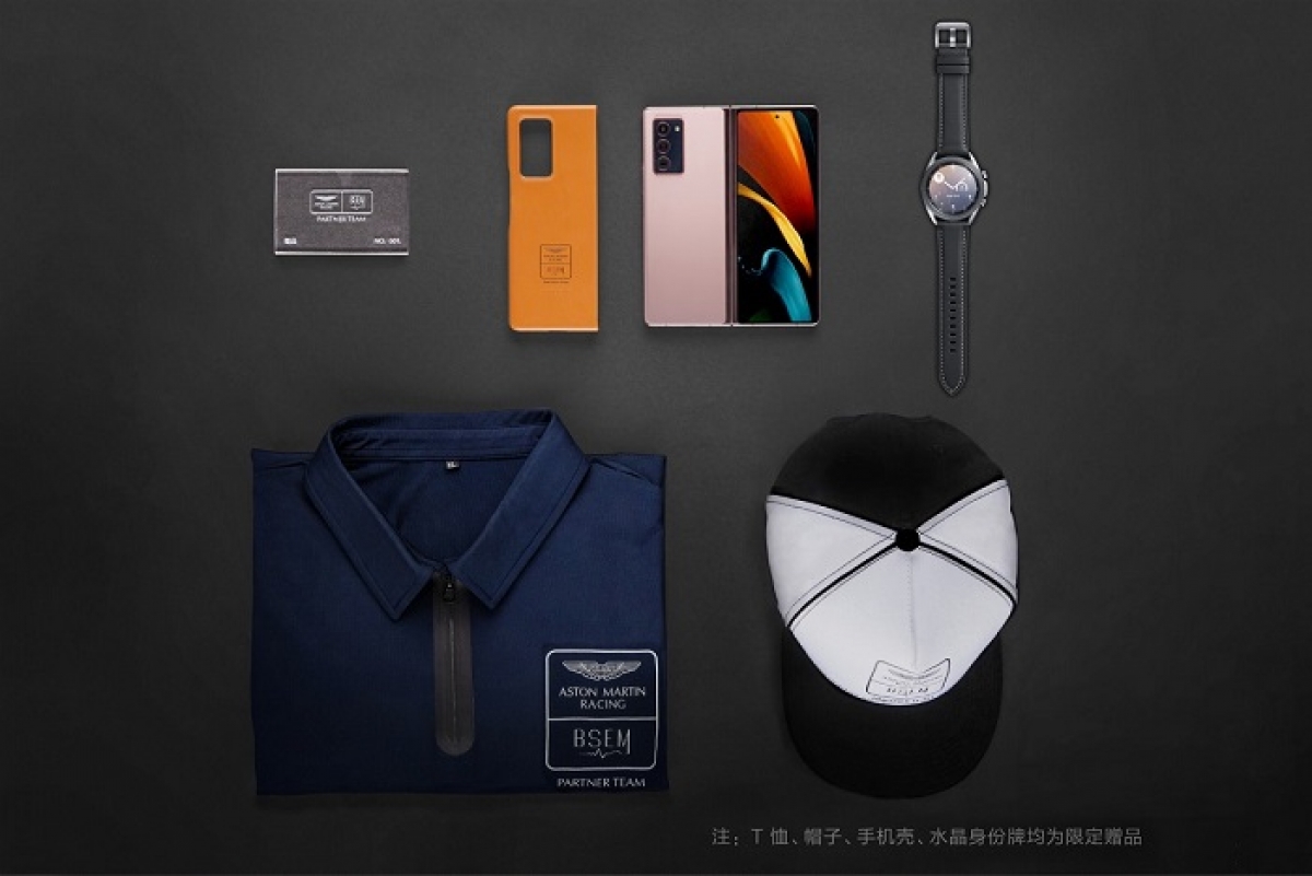 Bộ sản phẩm quà tặng kèm theo khi mua Samsung Galaxy Z Fold2 Aston Martin Racing
phiên bản giới hạn.