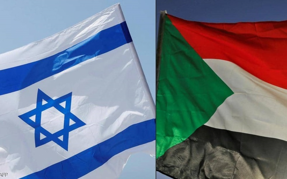 Cờ Sudan (phải) và Israel. Ảnh: AFP.