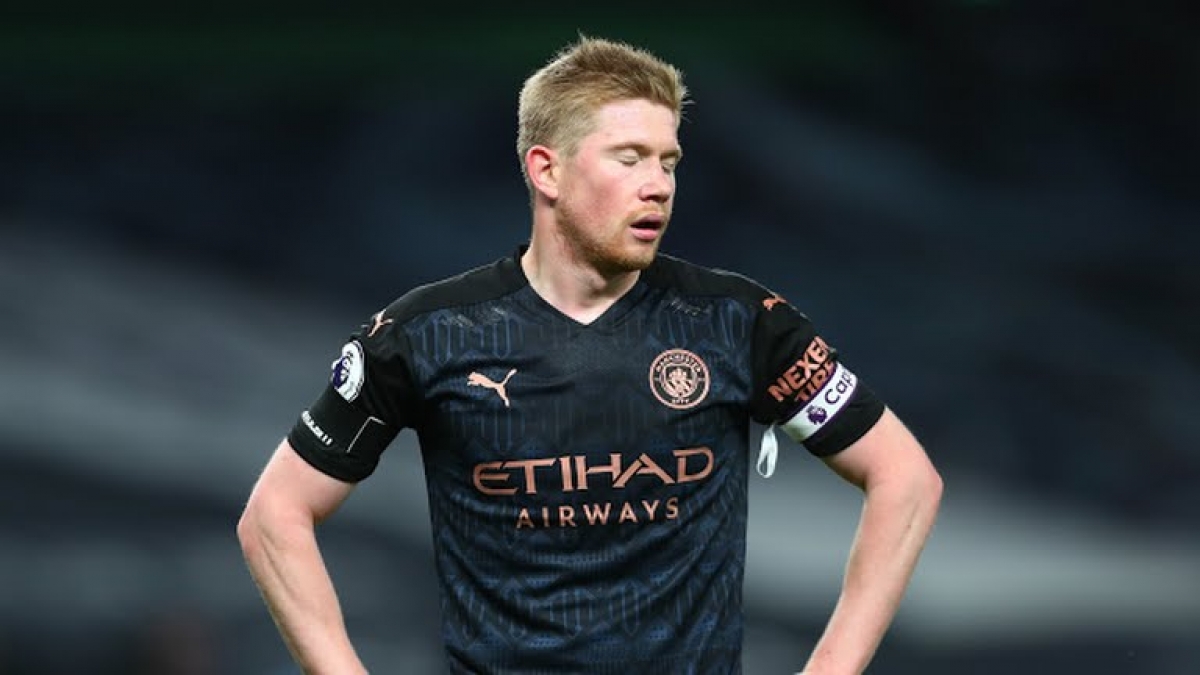 Nếu Gabriel Jesus không cản bóng thì có lẽ De Bruyne đã ghi bàn. (Ảnh: Reuters)