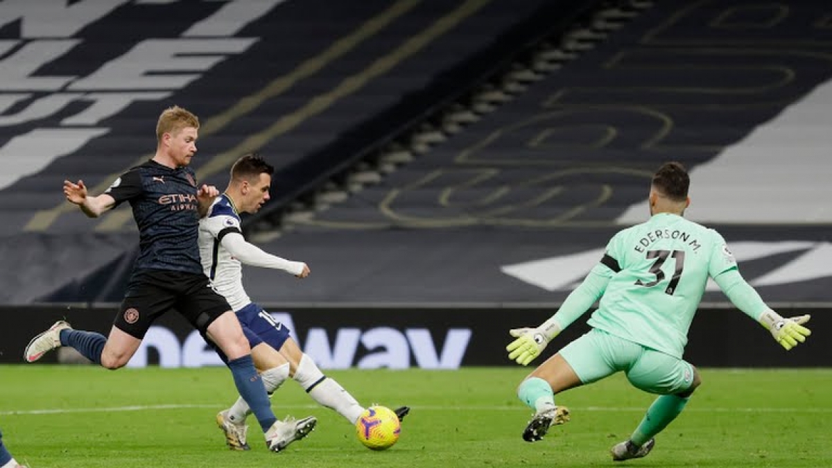 Ederson đã bị "xâu kim" trong cả 2 bàn thua. (Ảnh: Getty)