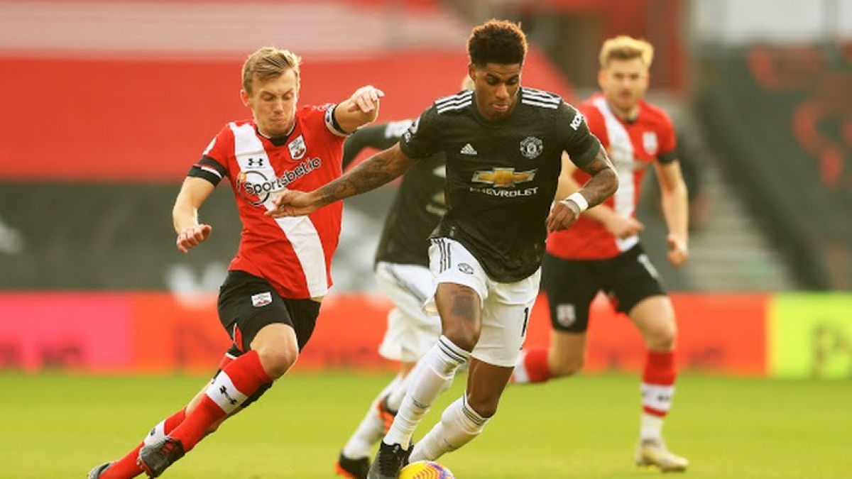 Pha tranh chấp giữa Rashford và Ward-Prowse. (Ảnh: Reuters)