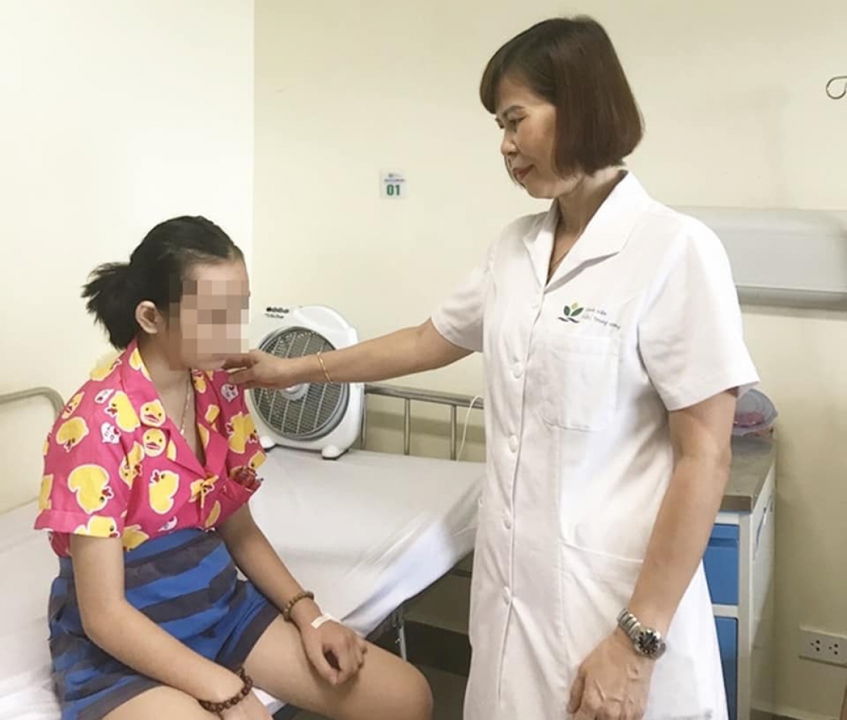 Ts.Bs Đỗ Minh Loan thăm khám cho 1 bệnh nhân điều trị tại khoa. (Ảnh: BVCC)