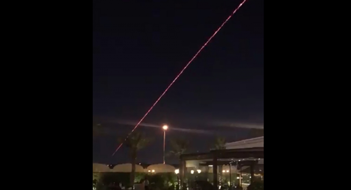Đã có ít nhất 1 trẻ em thiệt mạng và 5 người khác bị thương sau khi 4 quả rocket liên tiếp nã xuống khu vực Vùng Xanh ở thủ đô Baghdad, Iraq. Ảnh: Twitter