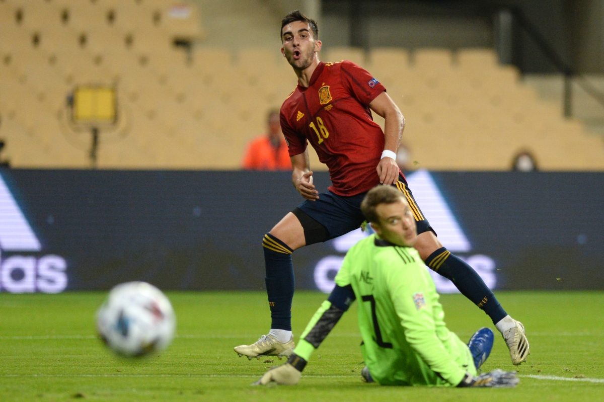 Thủ môn Neuer trải qua cơn ác mộng tại Sevilla. (Ảnh: Getty)