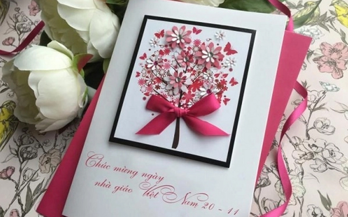 Khách mua hàng còn được tặng kèm thiệp chúc mừng 20/11.