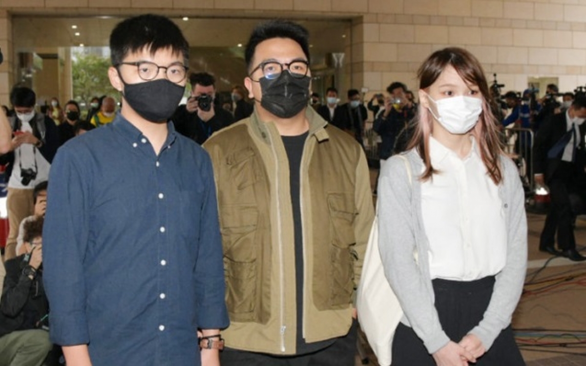 Từ trái sang phải: Hoàng Chi Phong (Joshua Wong), Châu Đình (Agnes Chow) và Lâm Lãng Ngạn (Ivan Lam). Ảnh: CCTV.