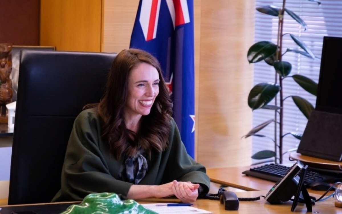 Thủ tướng New Zealand Jacinda Ardern đang nói chuyện qua điện thoại với ông Joe Biden. Ảnh: Newshub.
