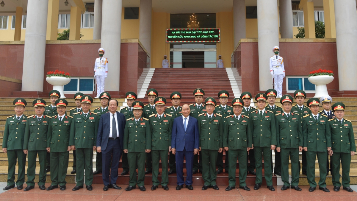 Thủ tướng chụp ảnh lưu niệm với cán bộ, nhân viên Học viện Quốc phòng