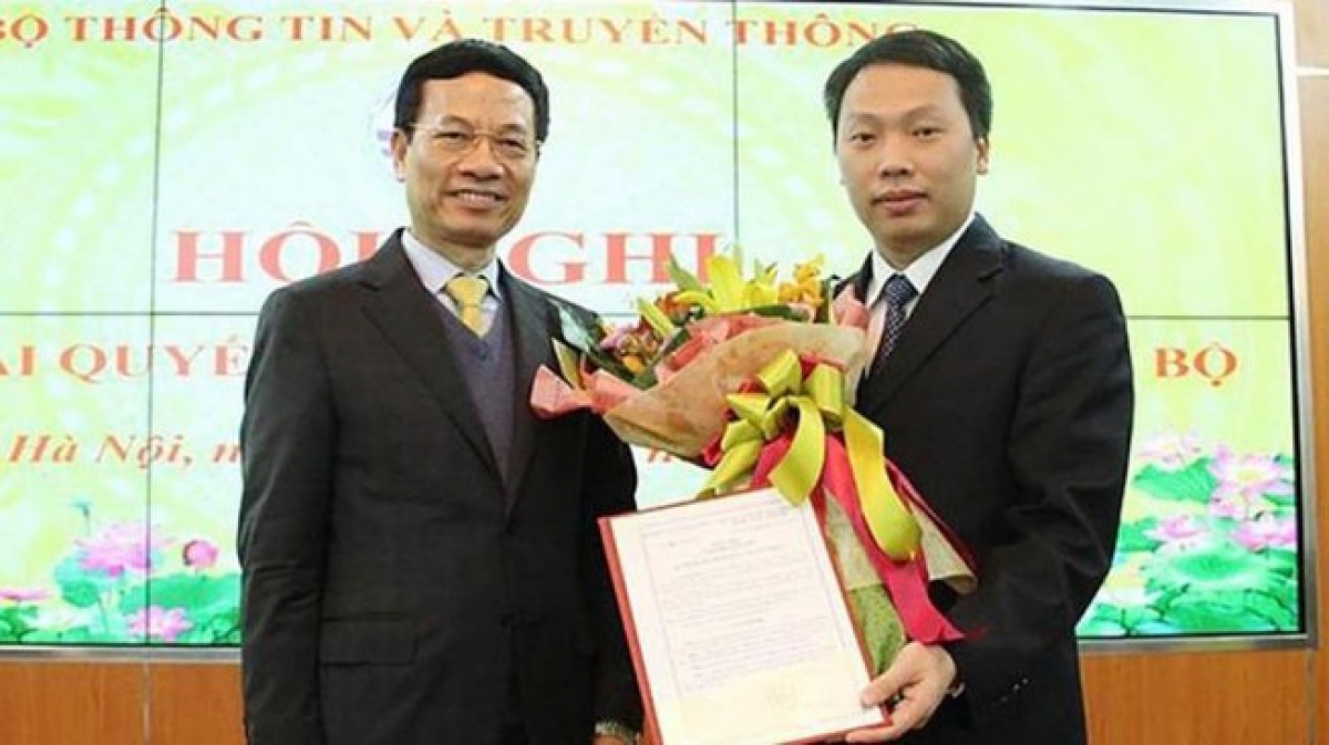 Ông Nguyễn Huy Dũng (bên phải) là Thứ trưởng trẻ nhất hiện nay trong Chính phủ 