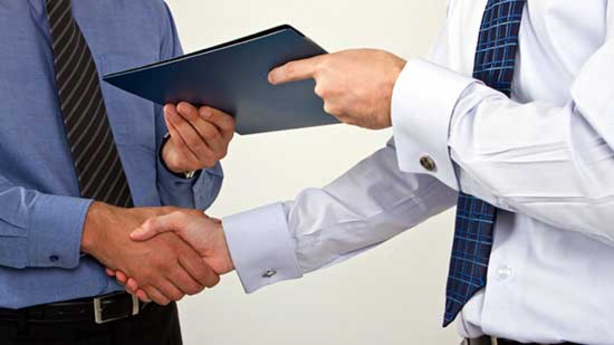 Nhiều đối tượng giả danh cán bộ cơ quan nhà nước chào bán tài liệu tại các địa phương. Ảnh minh họa: KT
