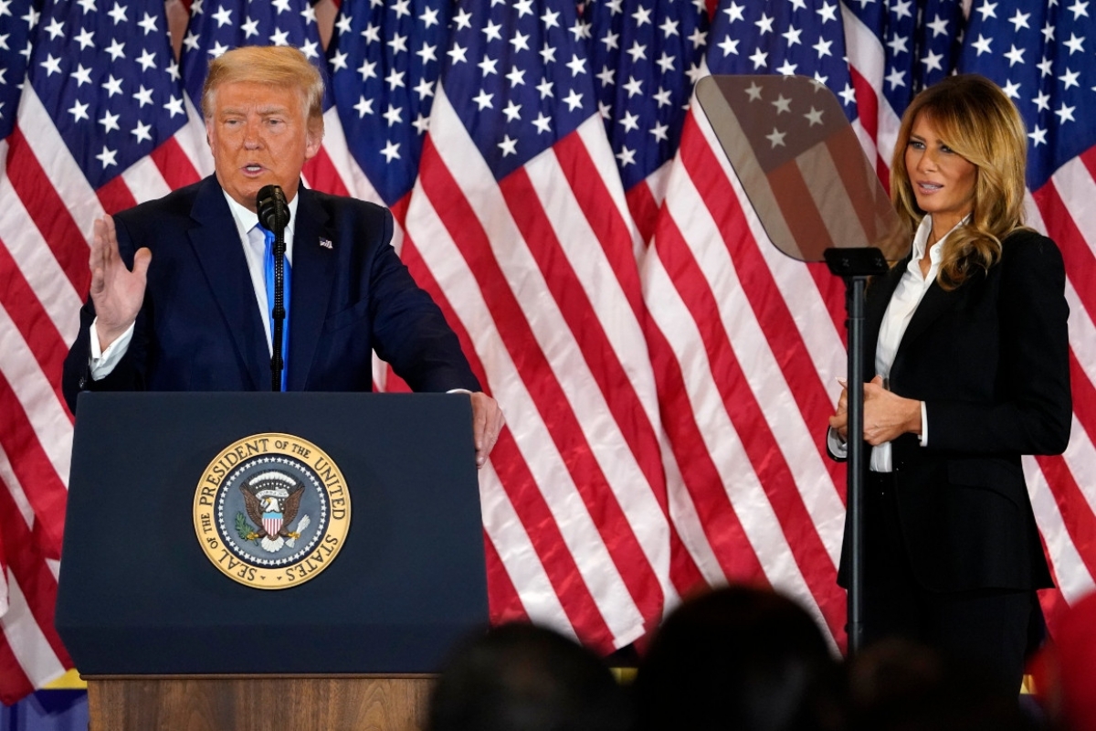 Tổng thống Trump phát biểu tại Phòng Đông của Nhà Trắng ngày 4/11 với Đệ nhất phu nhân Melania Trump lắng nghe bên cạnh. Ảnh: AP