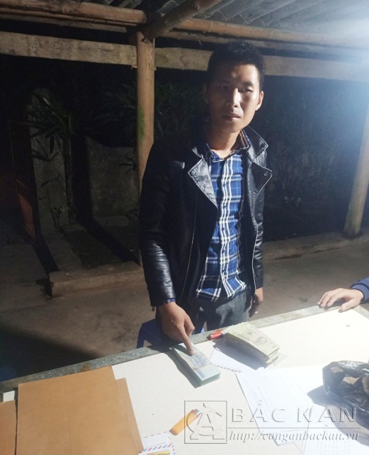 Đối tượng Lý La Bộ cùng số tiền tang vật vụ trộm. Ảnh: Công an Bắc Kạn