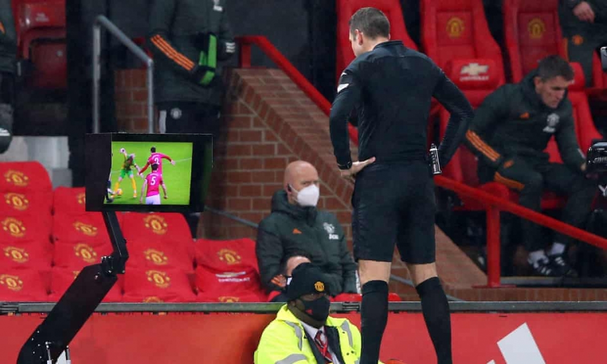 VAR và trọng tài David Coote là điểm nhấn nổi bật nhất ở trận này. (Ảnh: Getty)